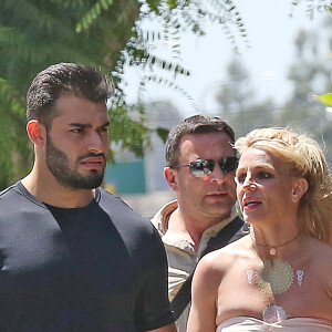 Exclusif - Britney Spears et son compagnon Sam Asghari sortent de leur dîner romantique au restaurant mexicain Sol Y Luna dans le quartier Tarzana à Los Angeles, Californie, Etats-Unis, le 7 mai 2018.