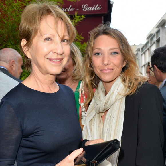 Nathalie Baye et sa fille Laura Smet - Générale de la pièce "Ça coule de source" écrite par L. M. Colla au théâtre de la Gaîté-Montparnasse à Paris, le 30 mai 2017. © Coadic Guirec/Bestimage