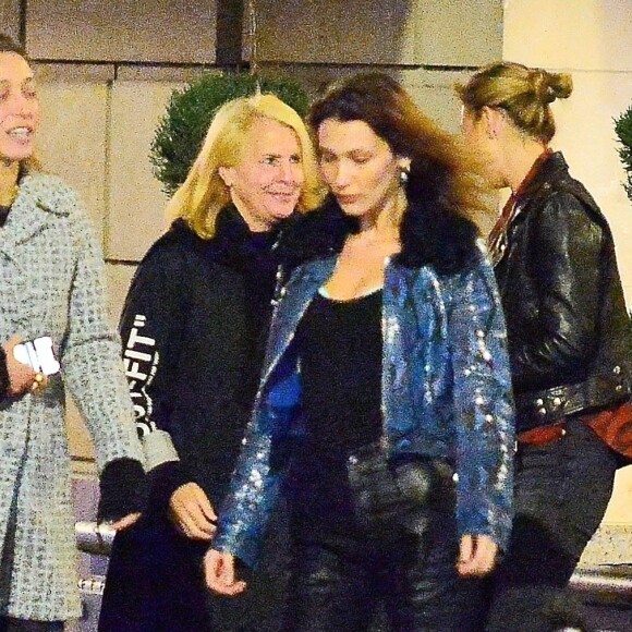 Exclusif - Bella Hadid - Gigi et Bella Hadid ont rejoint leurs demi-soeurs, Marielle et Alana, avec leur mère, Mary Butler, et se retrouvent au restaurant L'Avenue Saks pour dîner à New York. Bella semble de très bonne humeur, elle embrasse Gigi et prend ses autres sœurs dans les bras à la sortie du restaurant, New York, le 5 avril 2019.