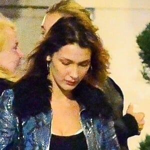 Exclusif - Bella Hadid - Gigi et Bella Hadid ont rejoint leurs demi-soeurs, Marielle et Alana, avec leur mère, Mary Butler, et se retrouvent au restaurant L'Avenue Saks pour dîner à New York. Bella semble de très bonne humeur, elle embrasse Gigi et prend ses autres sœurs dans les bras à la sortie du restaurant, New York, le 5 avril 2019.