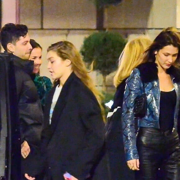 Exclusif - Gigi Hadid et sa soeur Bella Hadid - Gigi et Bella Hadid ont rejoint leurs demi-soeurs, Marielle et Alana, avec leur mère, Mary Butler, et se retrouvent au restaurant L'Avenue Saks pour dîner à New York. Bella semble de très bonne humeur, elle embrasse Gigi et prend ses autres sœurs dans les bras à la sortie du restaurant, New York, le 5 avril 2019.