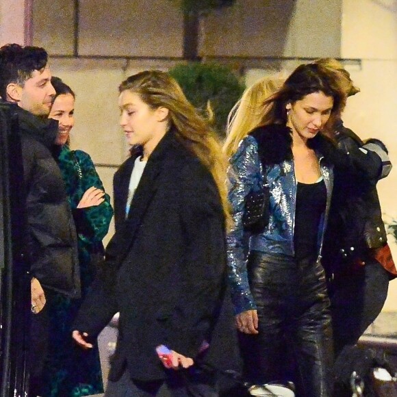 Exclusif - Gigi Hadid et sa soeur Bella Hadid - Gigi et Bella Hadid ont rejoint leurs demi-soeurs, Marielle et Alana, avec leur mère, Mary Butler, et se retrouvent au restaurant L'Avenue Saks pour dîner à New York. Bella semble de très bonne humeur, elle embrasse Gigi et prend ses autres sœurs dans les bras à la sortie du restaurant, New York, le 5 avril 2019.