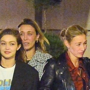 Exclusif - Gigi Hadid et sa soeur Bella Hadid - Gigi et Bella Hadid ont rejoint leurs demi-soeurs, Marielle et Alana, avec leur mère, Mary Butler, et se retrouvent au restaurant L'Avenue Saks pour dîner à New York. Bella semble de très bonne humeur, elle embrasse Gigi et prend ses autres sœurs dans les bras à la sortie du restaurant, New York, le 5 avril 2019.