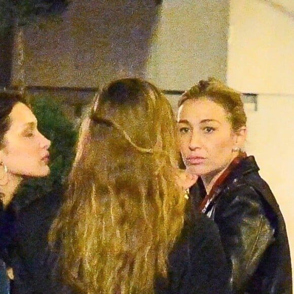 Exclusif - Gigi Hadid et sa soeur Bella Hadid - Gigi et Bella Hadid ont rejoint leurs demi-soeurs, Marielle et Alana, avec leur mère, Mary Butler, et se retrouvent au restaurant L'Avenue Saks pour dîner à New York. Bella semble de très bonne humeur, elle embrasse Gigi et prend ses autres sœurs dans les bras à la sortie du restaurant, New York, le 5 avril 2019.