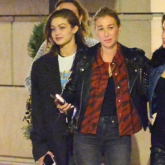 Exclusif - Gigi Hadid et sa soeur Bella Hadid - Gigi et Bella Hadid ont rejoint leurs demi-soeurs, Marielle et Alana, avec leur mère, Mary Butler, et se retrouvent au restaurant L'Avenue Saks pour dîner à New York. Bella semble de très bonne humeur, elle embrasse Gigi et prend ses autres sœurs dans les bras à la sortie du restaurant, New York, le 5 avril 2019.