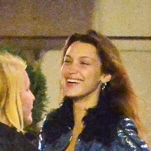 Exclusif - Bella Hadid - Gigi et Bella Hadid ont rejoint leurs demi-soeurs, Marielle et Alana, avec leur mère, Mary Butler, et se retrouvent au restaurant L'Avenue Saks pour dîner à New York. Bella semble de très bonne humeur, elle embrasse Gigi et prend ses autres sœurs dans les bras à la sortie du restaurant, New York, le 5 avril 2019.