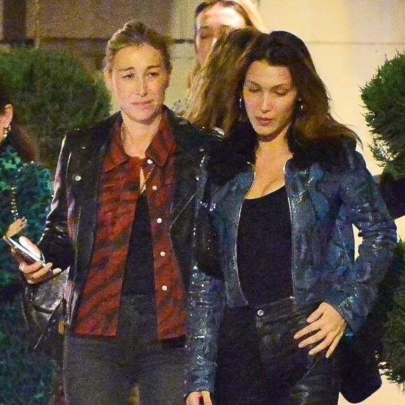 Exclusif - Bella Hadid - Gigi et Bella Hadid ont rejoint leurs demi-soeurs, Marielle et Alana, avec leur mère, Mary Butler, et se retrouvent au restaurant L'Avenue Saks pour dîner à New York. Bella semble de très bonne humeur, elle embrasse Gigi et prend ses autres sœurs dans les bras à la sortie du restaurant, New York, le 5 avril 2019.