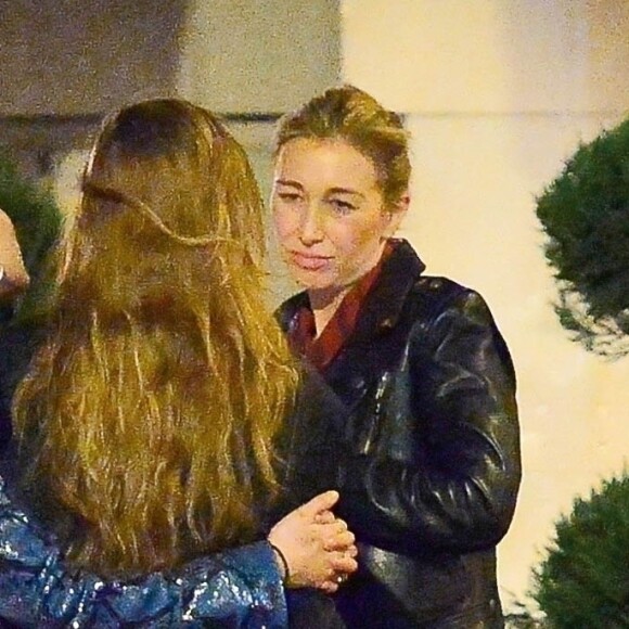 Exclusif - Gigi Hadid et sa soeur Bella Hadid - Gigi et Bella Hadid ont rejoint leurs demi-soeurs, Marielle et Alana, avec leur mère, Mary Butler, et se retrouvent au restaurant L'Avenue Saks pour dîner à New York. Bella semble de très bonne humeur, elle embrasse Gigi et prend ses autres sœurs dans les bras à la sortie du restaurant, New York, le 5 avril 2019.