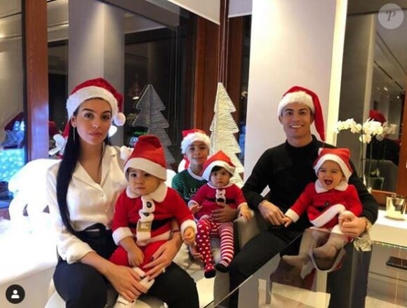 Cristiano Ronaldo avec ses quatre enfants et sa fiancée Georgina pour Noël. Instagram, le 25 décembre 2018.