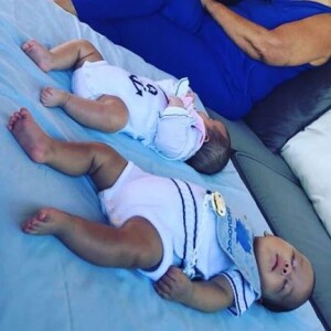 Maria Dolores dos Santos Aveiro, la maman de Cristiano Ronaldo, a partagé une photo des jumeaux Eva et Mateo sur Instagram le 10 septembre 2017.