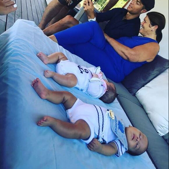 Maria Dolores dos Santos Aveiro, la maman de Cristiano Ronaldo, a partagé une photo des jumeaux Eva et Mateo sur Instagram le 10 septembre 2017.