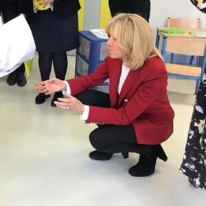 Brigitte Macron - Rencontre avec la "Classe Soleil" de Saint-Louis de Gonzague et dictée pour la "Classe Soleil "(Paris 16e). Le 22 mars 2019.