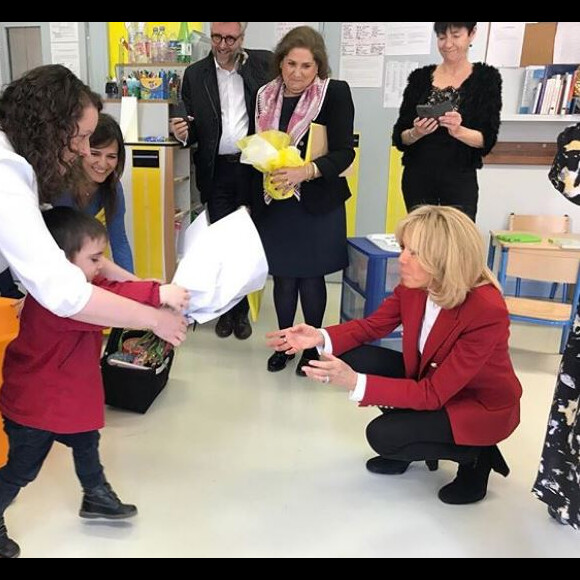 Brigitte Macron - Rencontre avec la "Classe Soleil" de Saint-Louis de Gonzague et dictée pour la "Classe Soleil "(Paris 16e). Le 22 mars 2019.