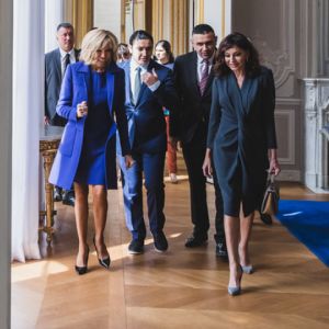 Brigitte Macron lors de la visite officielle de Rania de Jordanie à l'Elysée avec son époux le roi Abdallah II de Jordanie le 29 mars 2019.