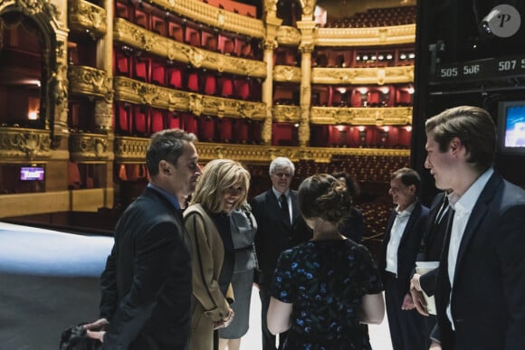 Les premières dames Brigitte Macron et Peng Liyuan (femme du président de la république populaire de Chine) en visite à l'Opéra Garnier pour assister à des répétitions, Paris le 25 mars 2019.