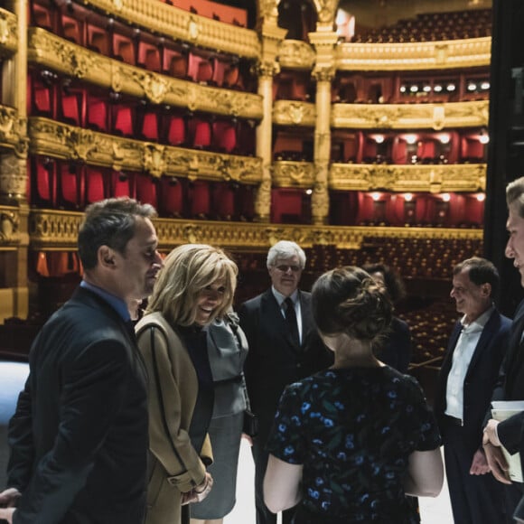 Les premières dames Brigitte Macron et Peng Liyuan (femme du président de la république populaire de Chine) en visite à l'Opéra Garnier pour assister à des répétitions, Paris le 25 mars 2019.