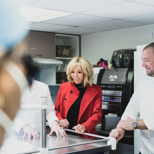 Brigitte Macron - Visite du service d'hématologie Adolescents Jeunes Adultes de l'Hôpital Saint-Louis, présentation du projet "Repas Toqué" porté par l'association Princesse Margot. 19 mars 2019