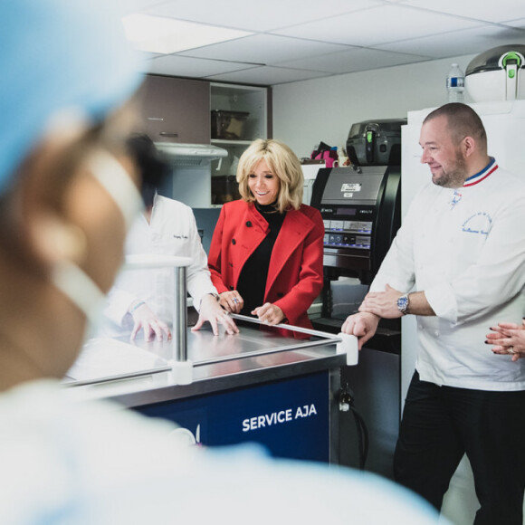 Brigitte Macron - Visite du service d'hématologie Adolescents Jeunes Adultes de l'Hôpital Saint-Louis, présentation du projet "Repas Toqué" porté par l'association Princesse Margot. 19 mars 2019