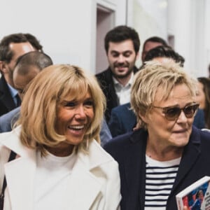 Brigitte Macron, Jacques Vendroux et l'actrice et humoriste Muriel Robin - La FFF, la ville de Reims, France 98 et Variété Club de France ont organisé un match de gala mixte pour l'égalité hommes-femmes afin de collecter des fonds pour la fondation des femmes et Femmes Relais 51 au stade Auguste-Delaune, à Reims, France, le 20 mars 2019. 