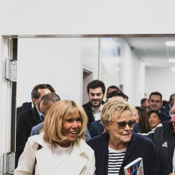 Brigitte Macron, Jacques Vendroux et l'actrice et humoriste Muriel Robin - La FFF, la ville de Reims, France 98 et Variété Club de France ont organisé un match de gala mixte pour l'égalité hommes-femmes afin de collecter des fonds pour la fondation des femmes et Femmes Relais 51 au stade Auguste-Delaune, à Reims, France, le 20 mars 2019. 