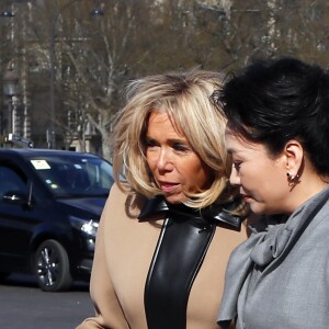 La première dame Brigitte Macron, Mme Peng Liyuan - Cérémonie d'accueil du président de la république de Chine et de sa femme , à l'Arc de Triomphe à Paris le 25 mars 2019. © François Mori / Pool / Bestimage