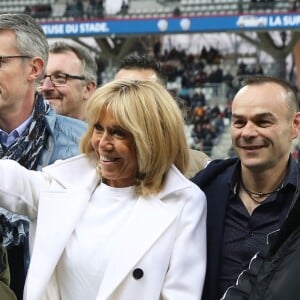 La Première Dame Brigitte Macron, Jacques Vendroux et l'actrice et humoriste Muriel Robin - La FFF, la ville de Reims, France 98 et Variété Club de France ont organisé un match de gala mixte pour l'égalité hommes-femmes afin de collecter des fonds pour la fondation des femmes et Femmes Relais 51 au stade Auguste-Delaune, à Reims, France, le 20 mars 2019.  © Dominique Jacovides/Bestimage