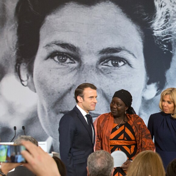 Emmanuel Macron, Aissa Doumara Ngatansou, Brigitte Macron et Delphine Horvilleur - Remise du premier prix "Simone Veil" à la Camerounaise Aissa Doumara Ngatansou au palais de l'Elysée à Paris, à l'occasion de la journée mondiale du droits des femmes. Le 8 mars 2019 © Stéphane Lemouton / Bestimage