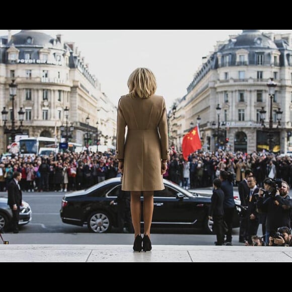 Les premières dames Brigitte Macron et Peng Liyuan (femme du président de la république populaire de Chine) en visite à l'Opéra Garnier pour assister à des répétitions, Paris le 25 mars 2019.