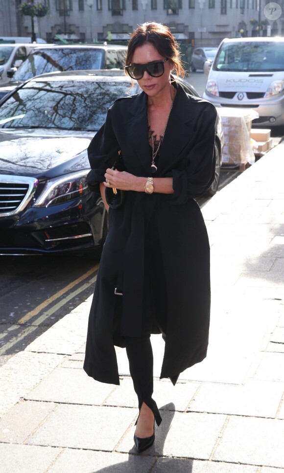 Victoria Beckham arrive au déjeuner de la journée de la femme chez Annabel's à Londres le 8 mars 2019.