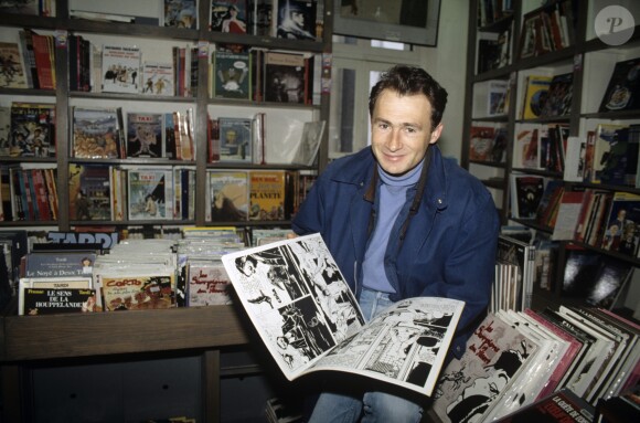 Daniel Rialet lit un album de Zig et Puce dans une librairie parisienne en novembre 1991.