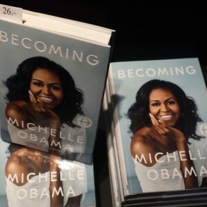 Illustration de la biographie de Michelle Obama dans une librairie de Berlin le 18 novembre 2018.