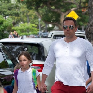 Ben Affleck va chercher ses enfants Samuel et Seraphina à la sortie de l'école à Los Angeles, le 11 avril 2019.