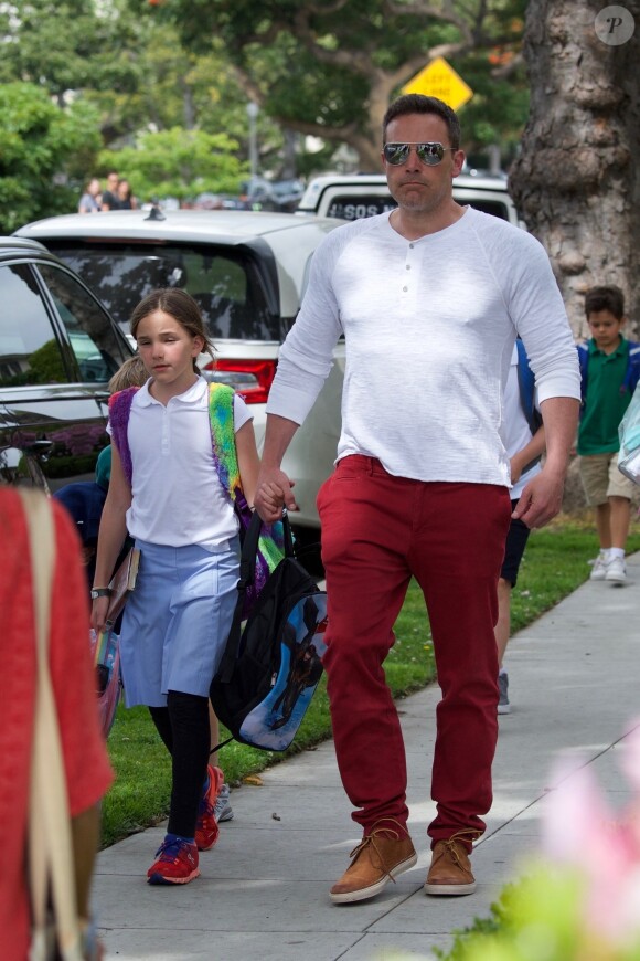 Ben Affleck va chercher ses enfants Samuel et Seraphina à la sortie de l'école à Los Angeles, le 11 avril 2019.