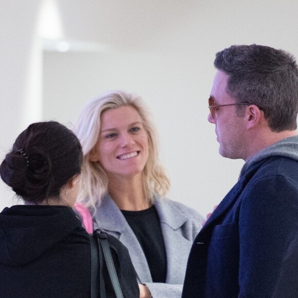 Six mois après leur rupture, Ben Affleck a renoué avec son ex-petite amie Lindsay Shookus. Vendredi 1er mars, c'est lors d'une promenade en tête-à-tête qu'ils ont été aperçus. Puis la jeune femme de 38 ans s'est jointe au comédien hollywoodien pour l'accompagner à l'avant-première du film "Triple frontière", organisée dimanche 3 mars. Le 4 mars 2019.