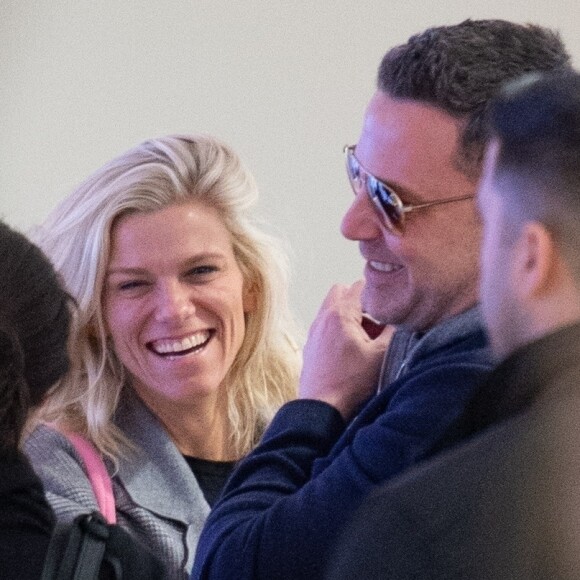 Six mois après leur rupture, Ben Affleck a renoué avec son ex-petite amie Lindsay Shookus. Vendredi 1er mars, c'est lors d'une promenade en tête-à-tête qu'ils ont été aperçus. Puis la jeune femme de 38 ans s'est jointe au comédien hollywoodien pour l'accompagner à l'avant-première du film "Triple frontière", organisée dimanche 3 mars. Le 4 mars 2019.