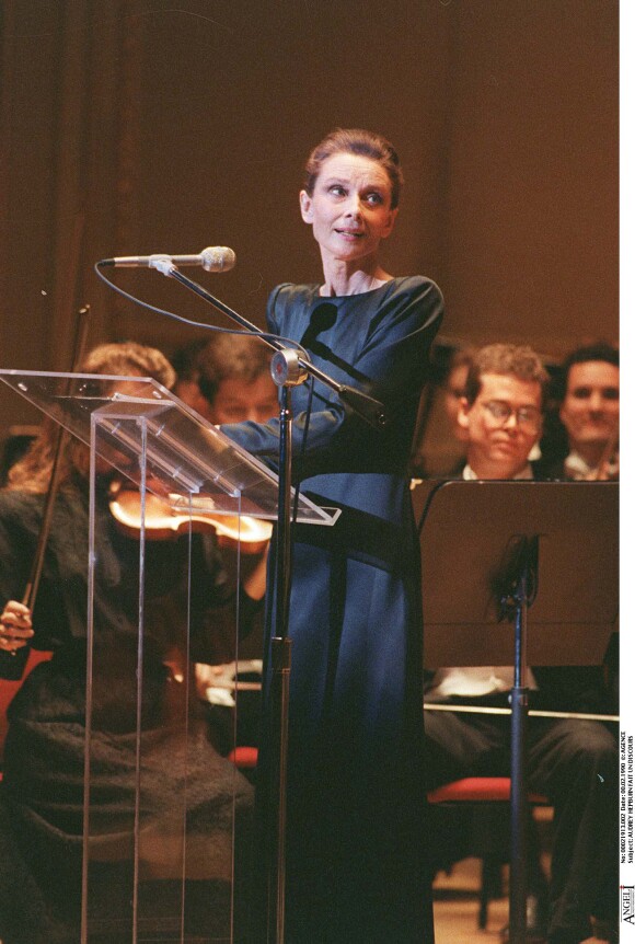 Audrey Hepburn donnant un discours lors d'une soirée de l'Unicef en 1980