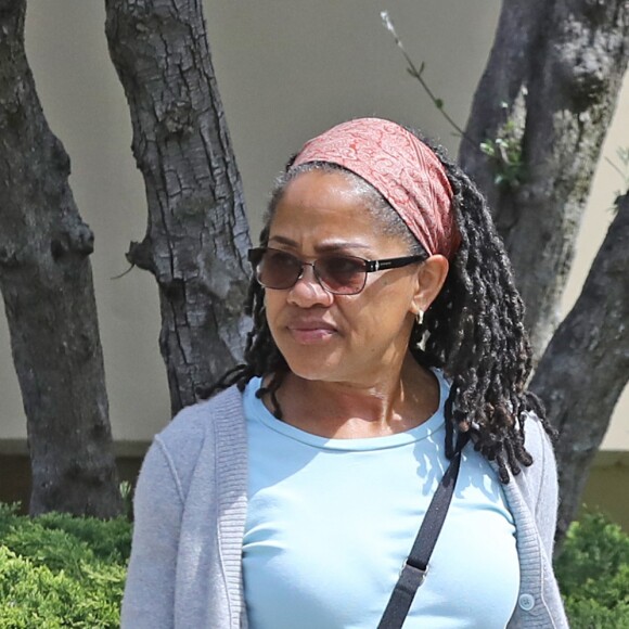 Exclusif - Doria Ragland, assistante sociale à Los Angeles, Californie, Etats-Unis, le 4 avril 2019, se rend à des rendez-vous, quelques semaines à peine avant que sa fille (M.Markle, duchesse de Sussex), ne donne naissance à son première enfant à Londres.