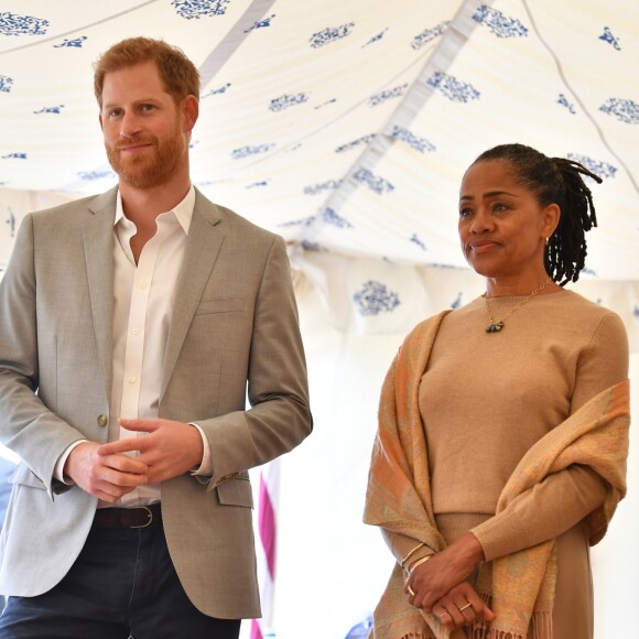 Doria Ragland, la mère de Meghan Markle, le prince Harry, duc de Sussex - Meghan Markle reçoit les femmes qui apparaissent dans le livre de recettes ""Together, our community cookbook"" au palais Kensington à Londres le 20 septembre 2018.