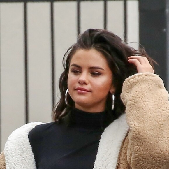 Exclusif - Selena Gomez arrive avec une amie à un studio d'enregistrement à Orange County. Selena est allée passer des vacances ensoleillées à Cabo San Lucas. Le 13 février 2019