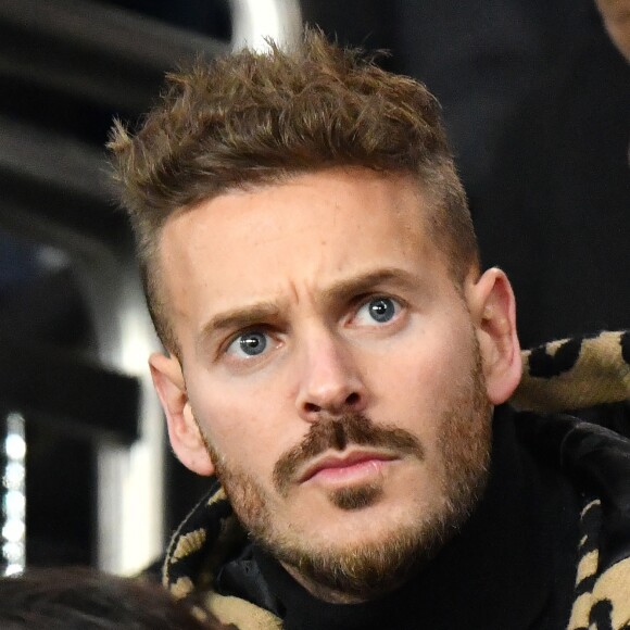 Matt Pokora (M. Pokora) dans les tribunes du parc des Princes lors du match de football de ligue 1, opposant le Paris Saint-Germain (PSG) contre l'Olympique de Marseille (OM) à Paris, France, le 17 mars 2019. Le PSG a gagné 3-1.