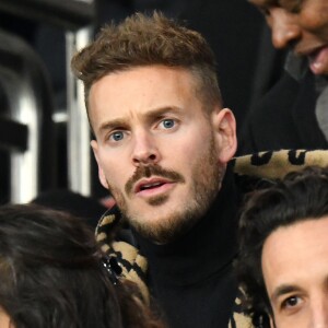 Matt Pokora (M. Pokora) dans les tribunes du parc des Princes lors du match de football de ligue 1, opposant le Paris Saint-Germain (PSG) contre l'Olympique de Marseille (OM) à Paris, France, le 17 mars 2019. Le PSG a gagné 3-1.