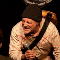Ian Cognito, humoriste de 60 ans, meurt sur scène : le public croit à un sketch