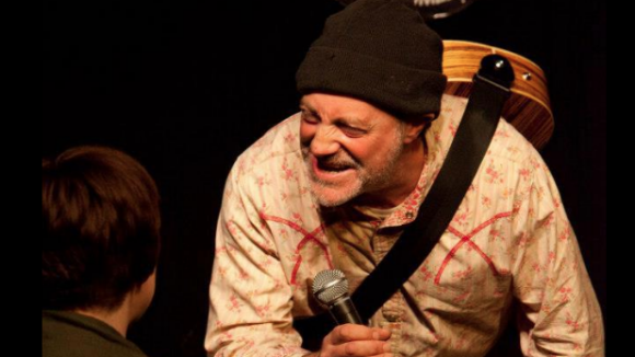 Ian Cognito, humoriste de 60 ans, meurt sur scène : le public croit à un sketch
