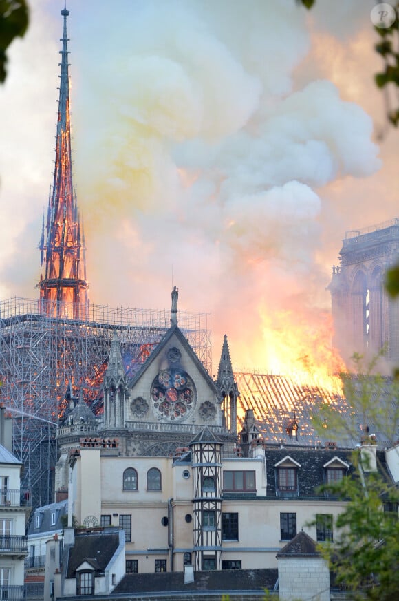 Incendie de la cathédrale Notre-Dame de Paris, Paris, le 15 avril 2019. La flêche s'est effondrée. ©Veeren Ramsamy / Bestimage