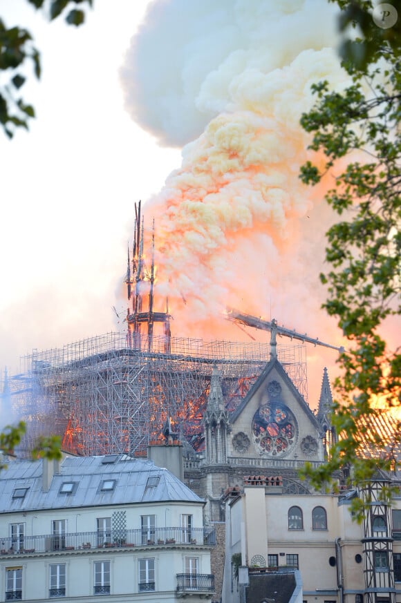 Incendie de la cathédrale Notre-Dame de Paris, Paris, le 15 avril 2019. La flêche s'est effondrée. ©Veeren Ramsamy / Bestimage