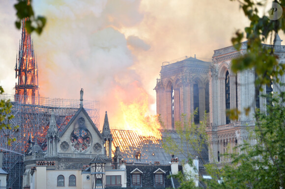 Incendie de la cathédrale Notre-Dame de Paris, Paris, le 15 avril 2019. La flêche s'est effondrée. ©Veeren Ramsamy / Bestimage