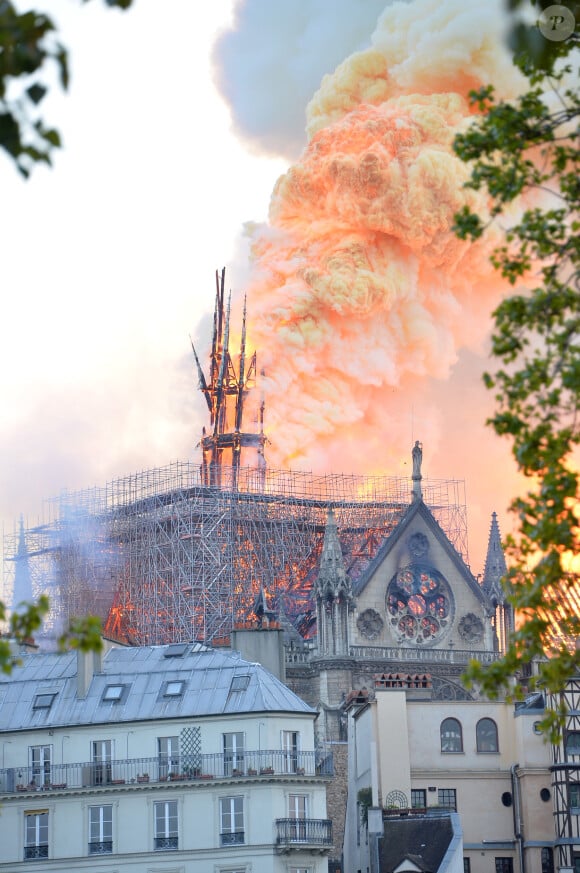 Incendie de la cathédrale Notre-Dame de Paris, Paris, le 15 avril 2019. La flêche s'est effondrée. ©Veeren Ramsamy / Bestimage