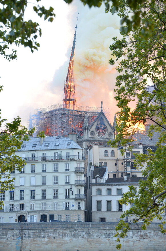 Incendie de la cathédrale Notre-Dame de Paris, Paris, le 15 avril 2019. La flêche s'est effondrée. ©Veeren Ramsamy / Bestimage