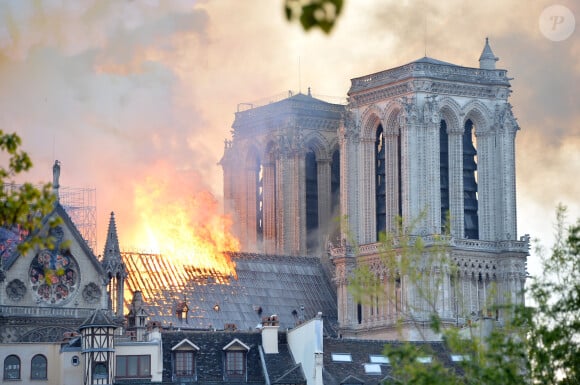 Incendie de la cathédrale Notre-Dame de Paris, Paris, le 15 avril 2019. La flêche s'est effondrée. ©Veeren Ramsamy / Bestimage