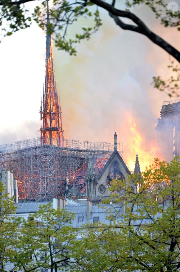 Incendie de la cathédrale Notre-Dame de Paris, Paris, le 15 avril 2019. La flêche s'est effondrée. ©Veeren Ramsamy / Bestimage